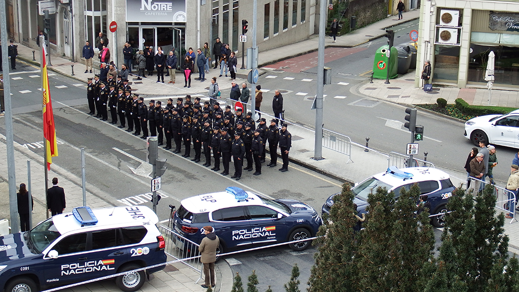 Policías Nacionales en formación durante el acto de izado de la Bandera. 